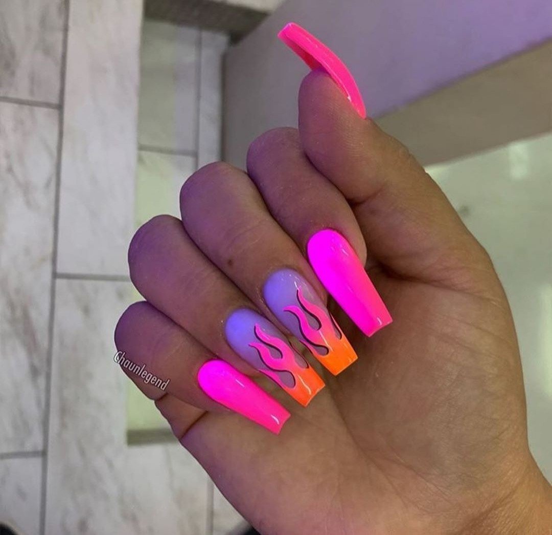 Яркий неоновый маникюр на длинные ногти