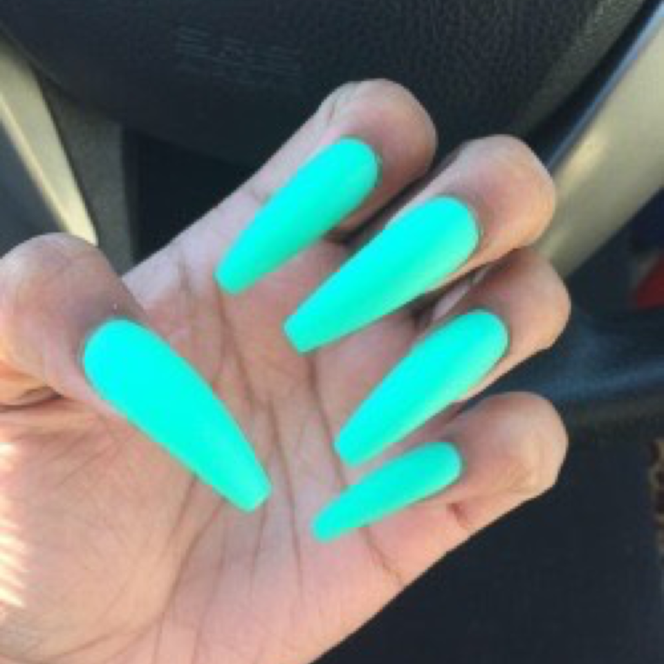 Неоновый маникюра доиные