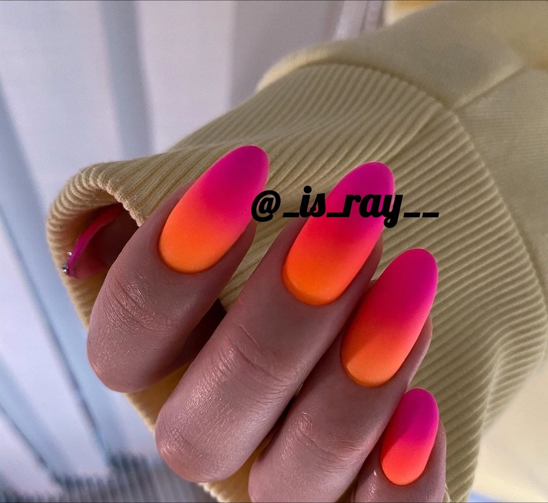 Яркий градиент на ногтях