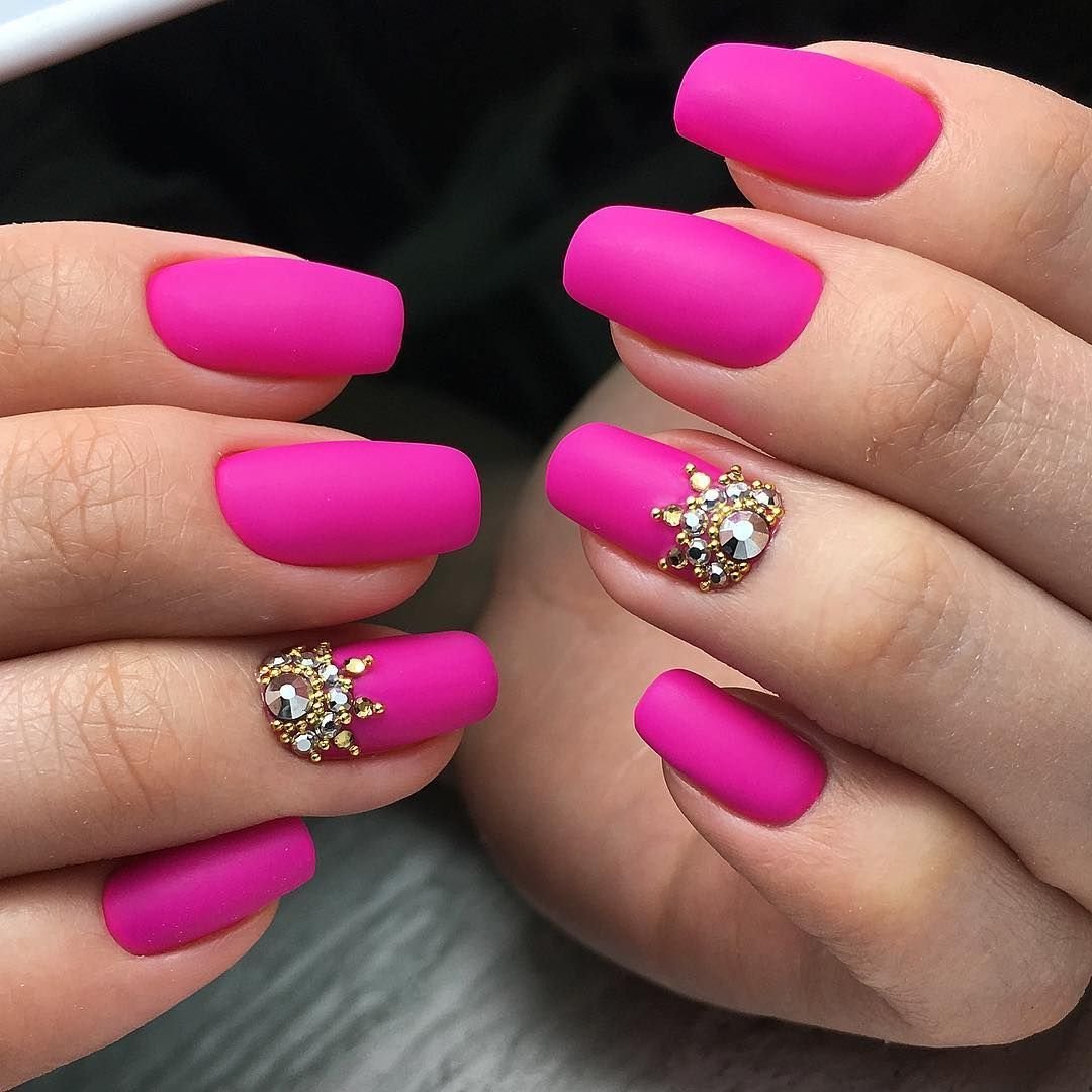 Маникюр фуксия с белым