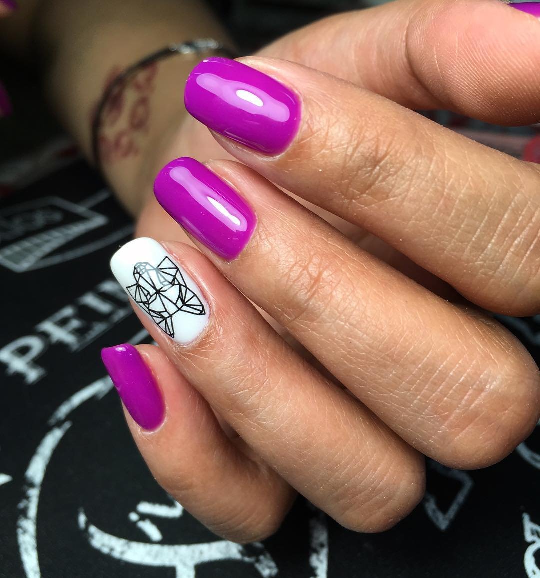 Яркий розовый маникюр