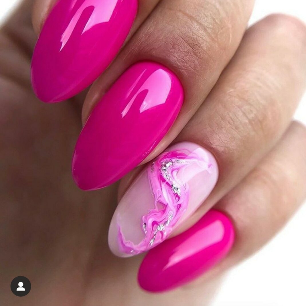 Маникюр миндаль омбре фуксия