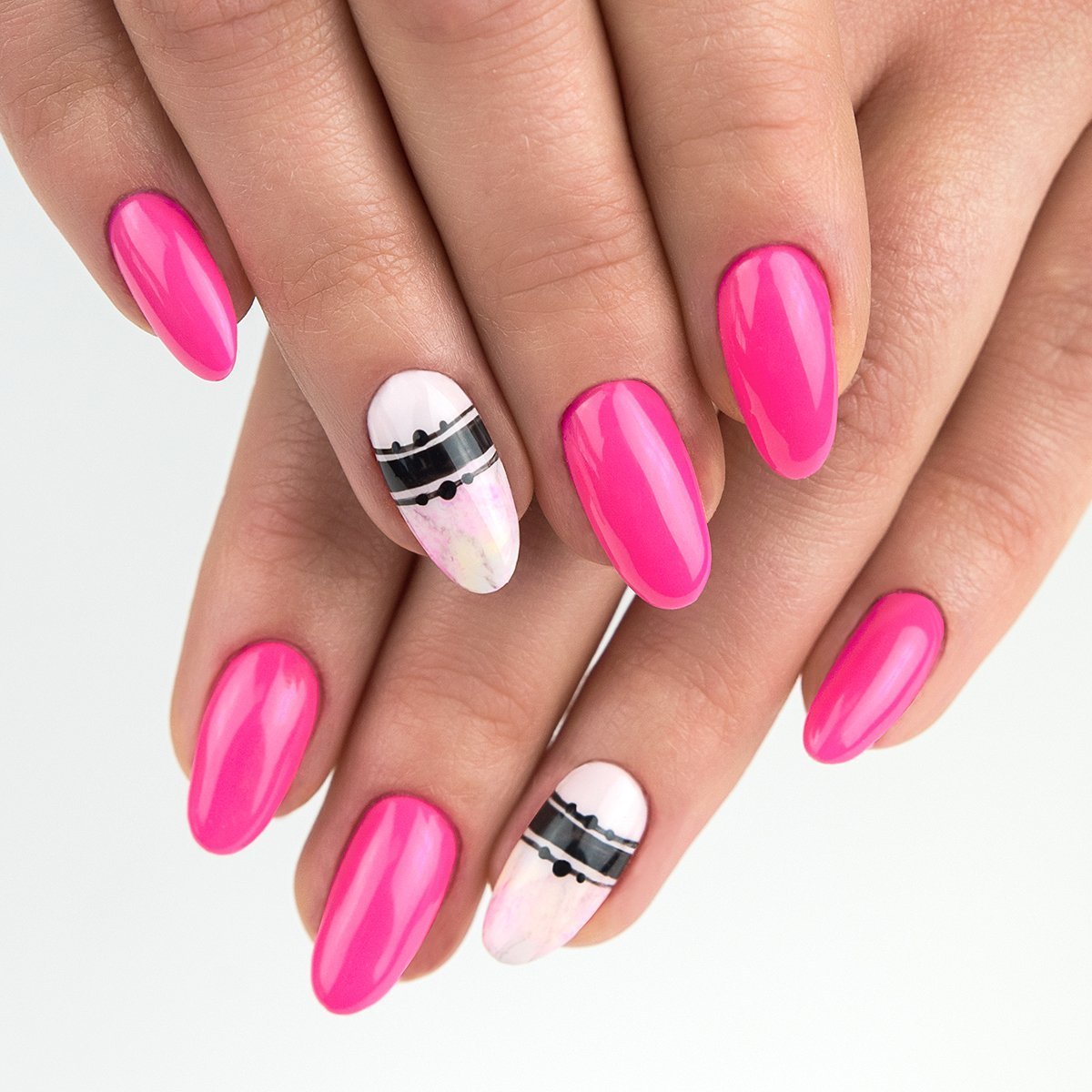 Маникюр фуксия с белым