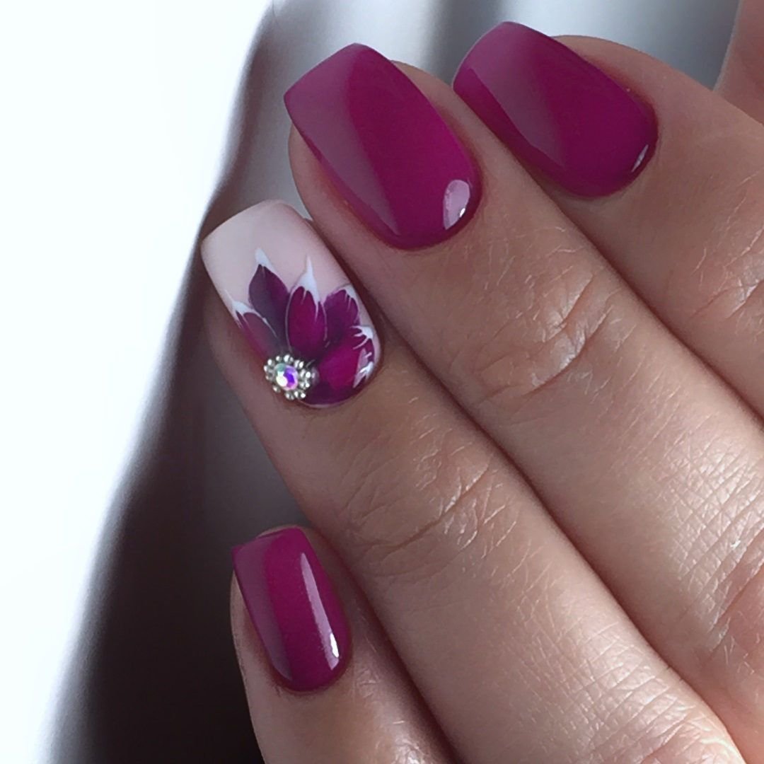 Яркий маникюр с блестками