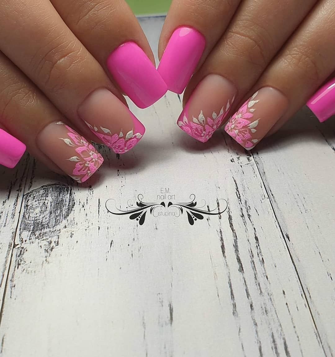 Малиновый маникюр с дизайном