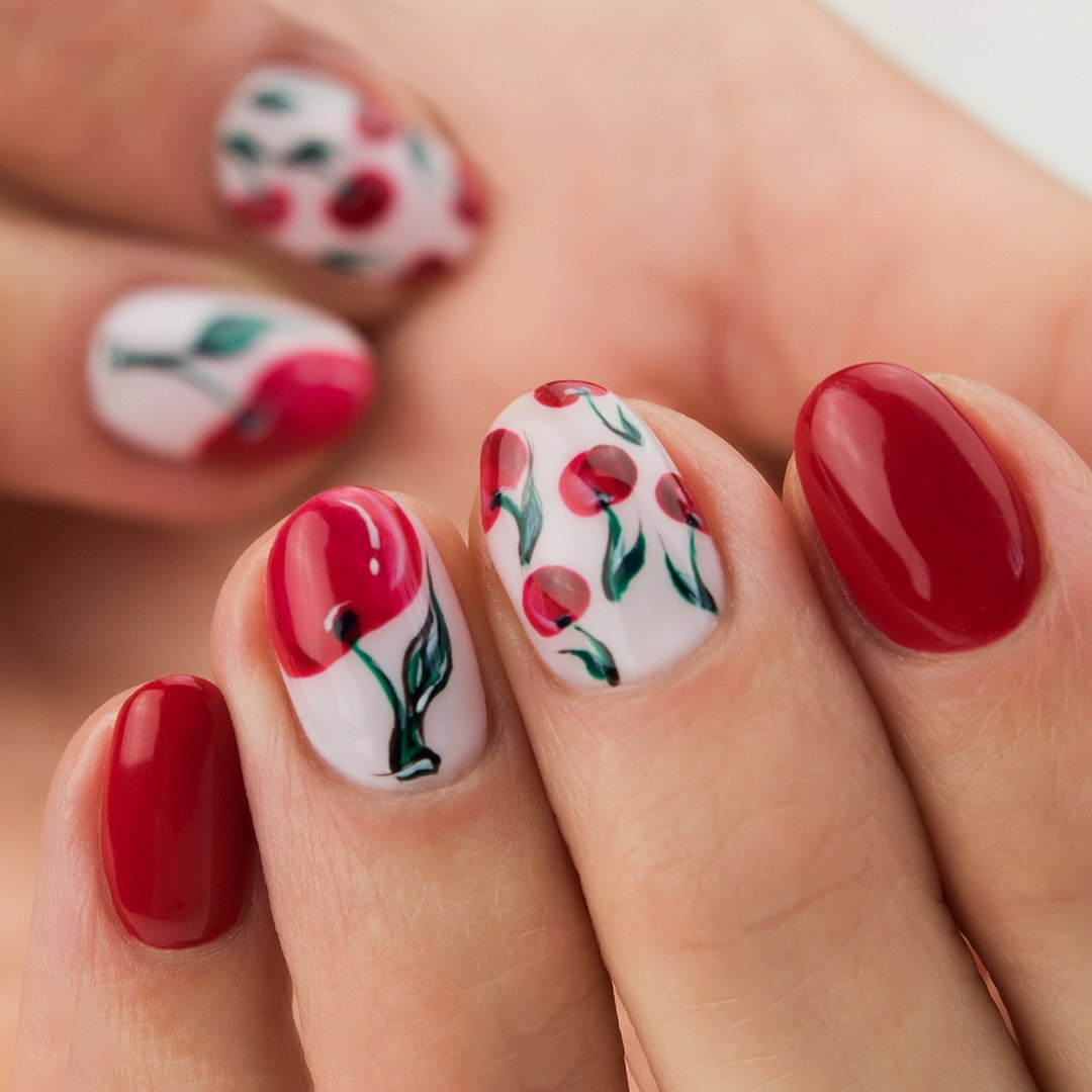 Ягодный маникюр