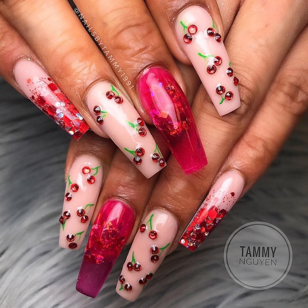 Маникюр с вишенками на длинные ногти