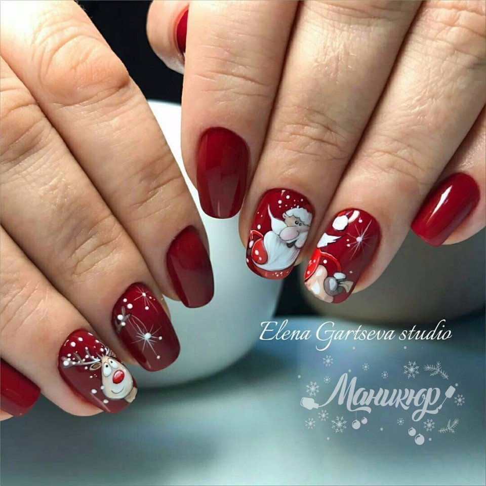 Новогодний маникюр красный с оленем