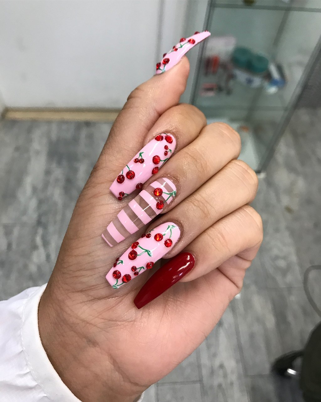 Маникюр с вишенками на длинные ногти