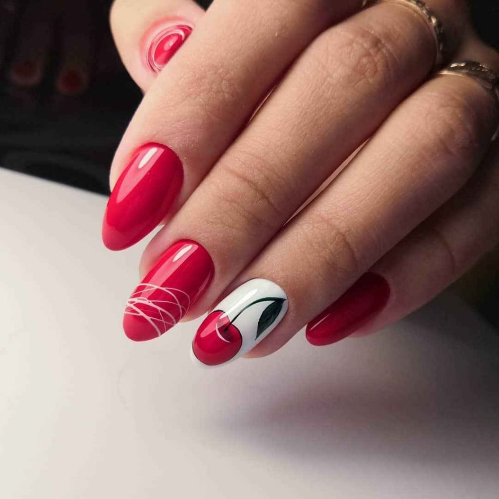 Красный маникюр с вишней