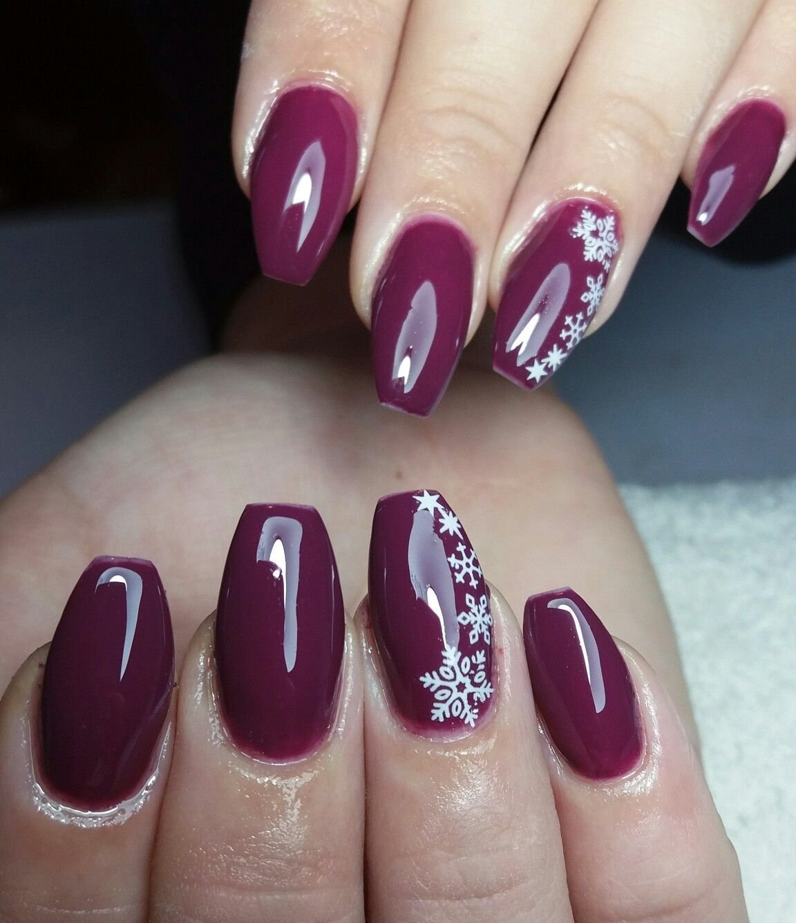Бордовые новогодние ногти