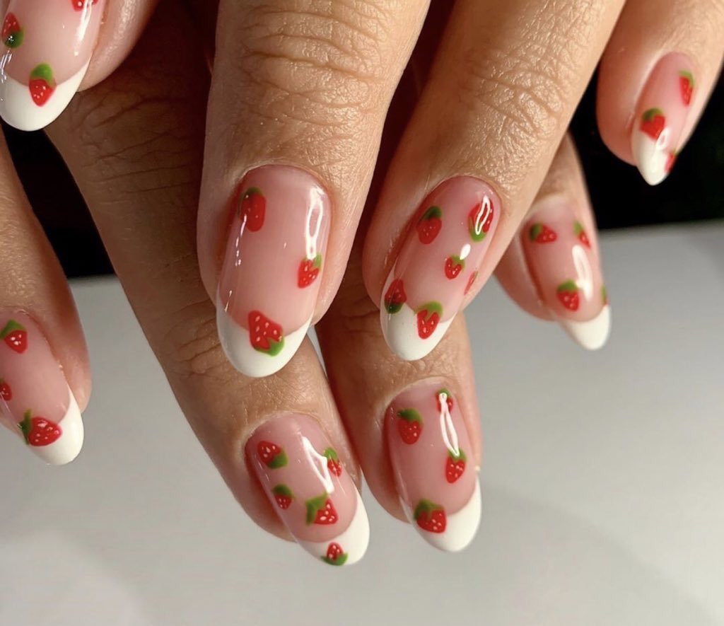 Маникюр с вишенками