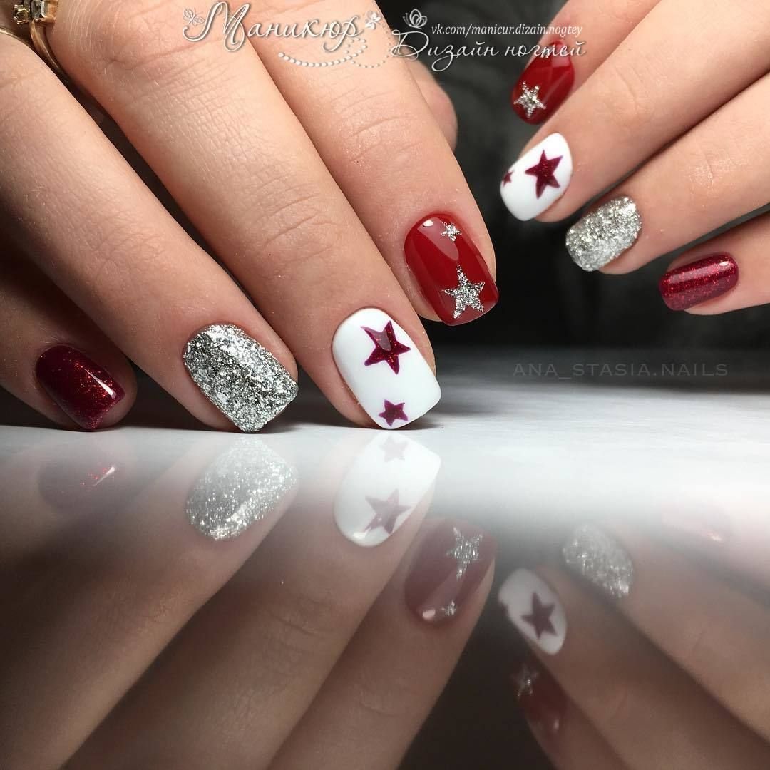 Красный новогодний маникюр 2020 на короткие ногти