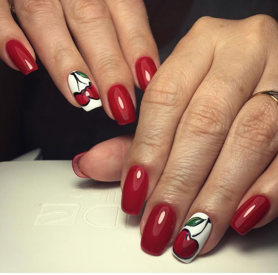 Красный маникюр с вишенками