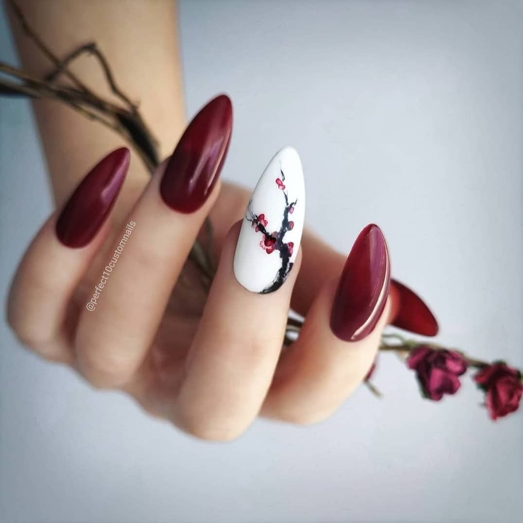 Красный маникюр на миндалевидных ногтях Весна