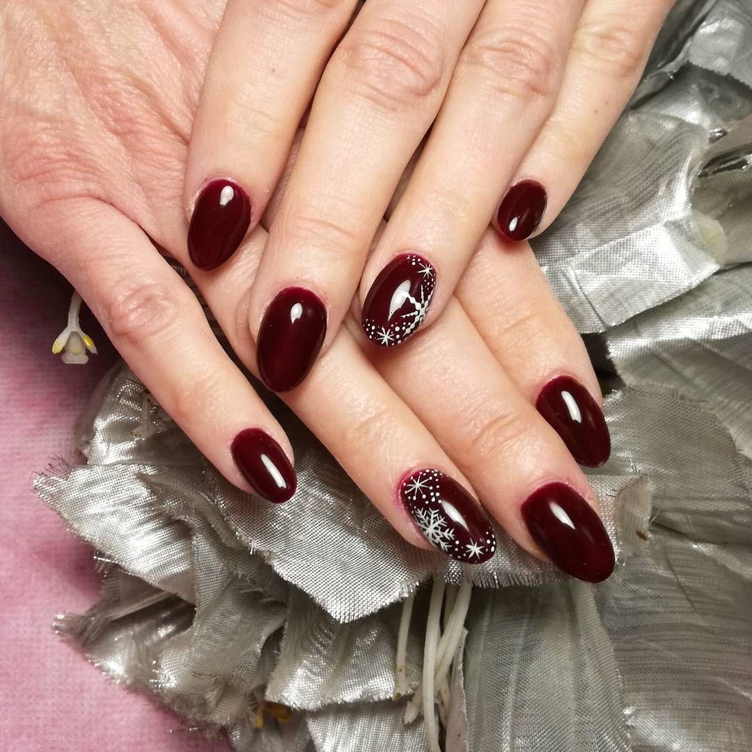 Новогодние ногти в бордовом цвете