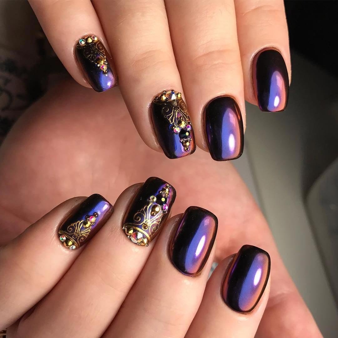 Бордовые ногти с камнями