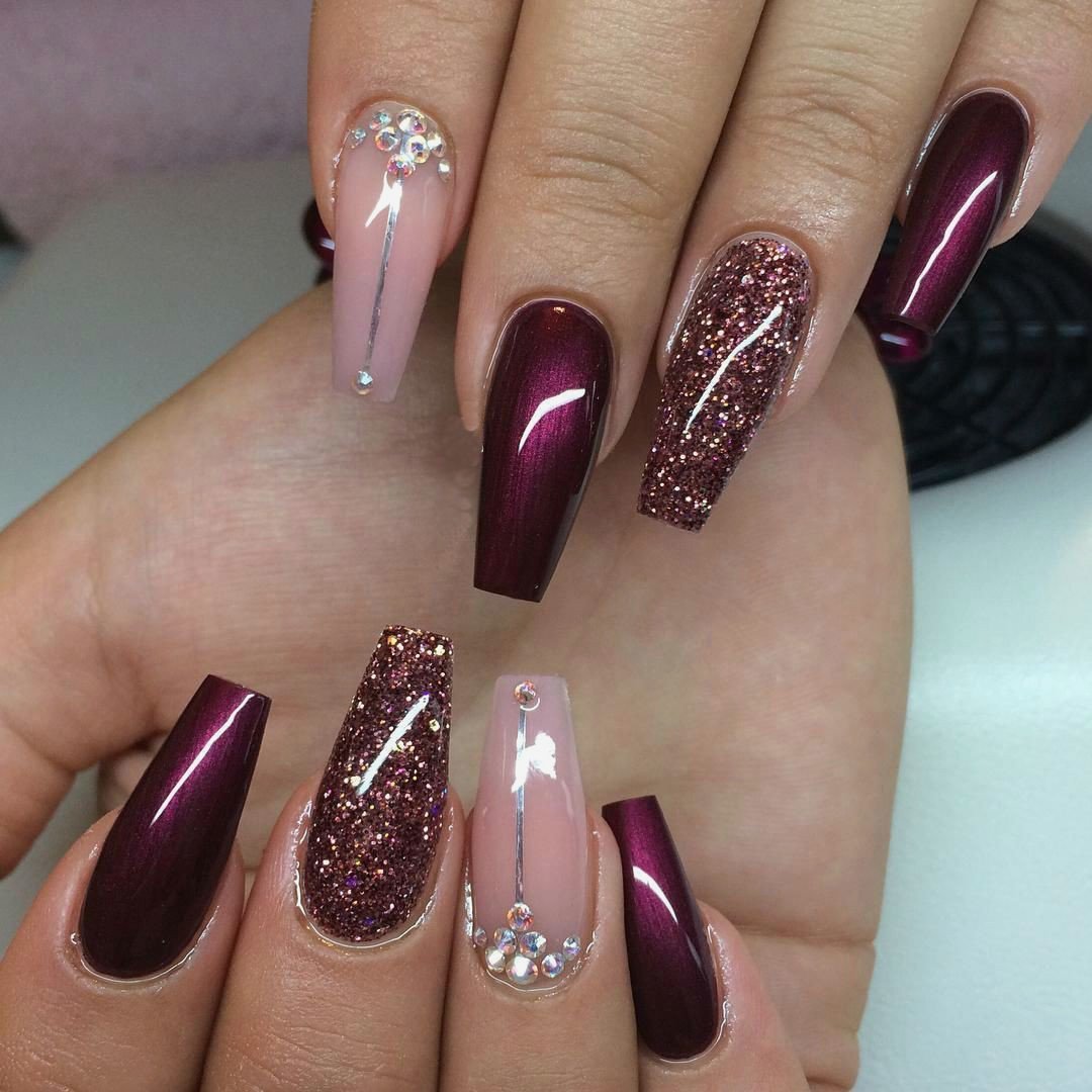 Шикарный бордовый маникюр со стразами