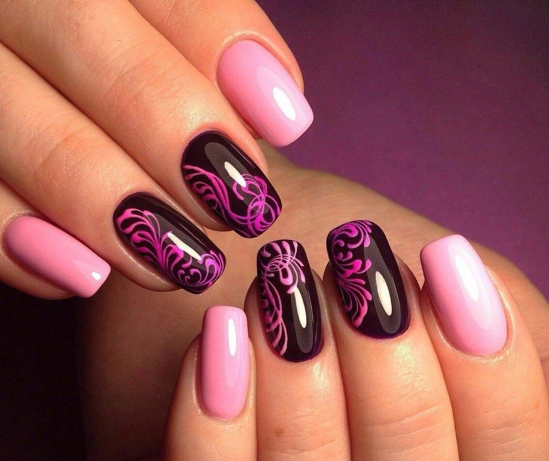 Чёрный маникюр со стразами