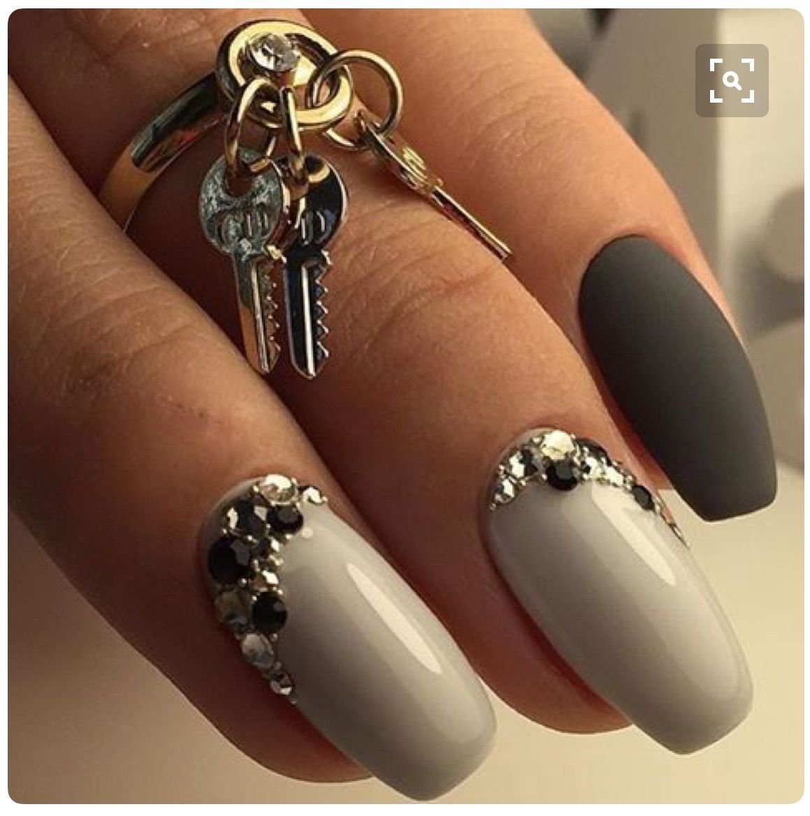 Красивый темный маникюр