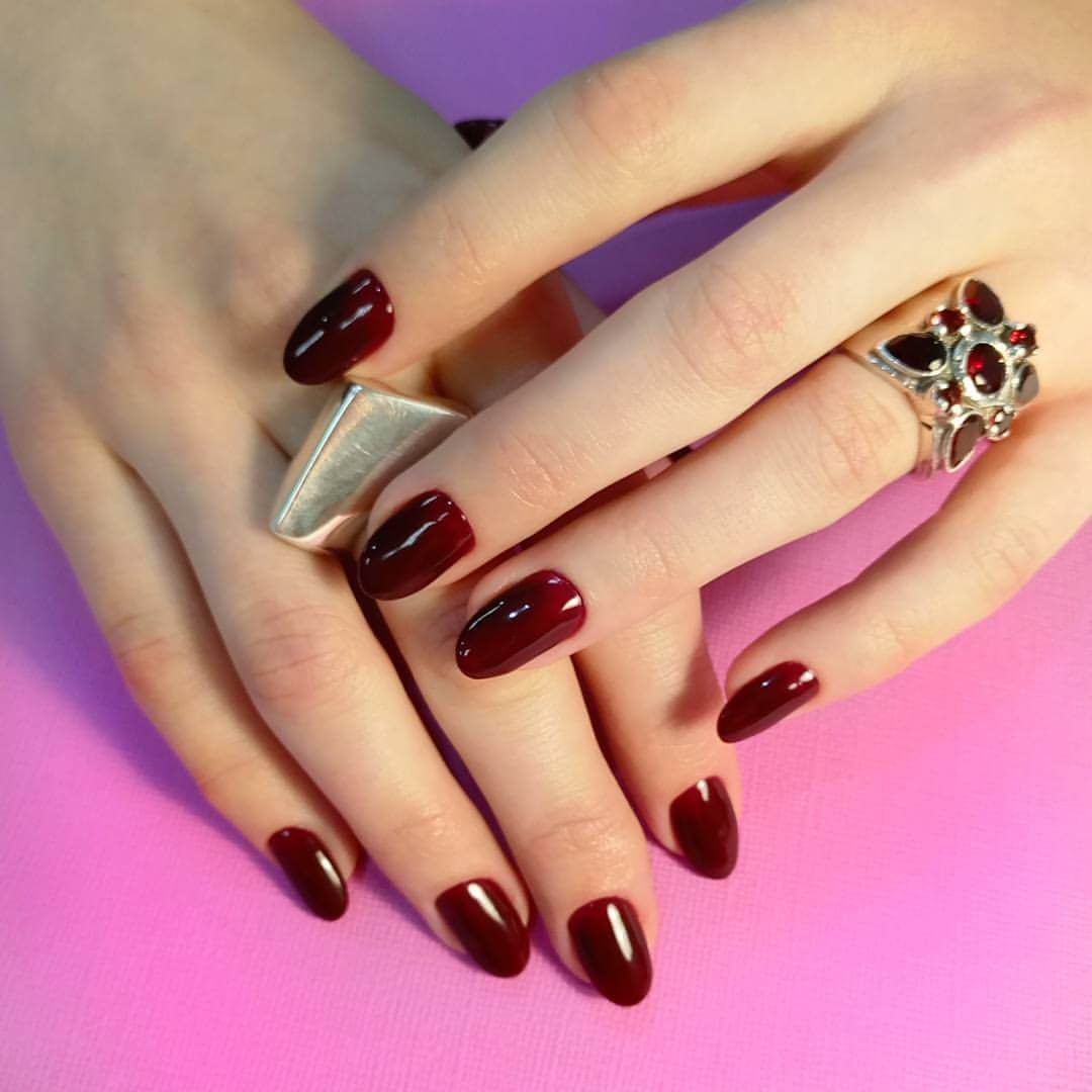 Маникюр чёрный с золотом