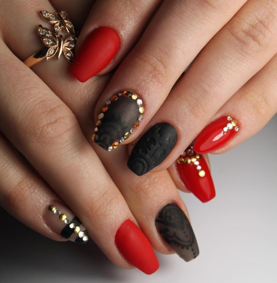 Маникюр со стразами