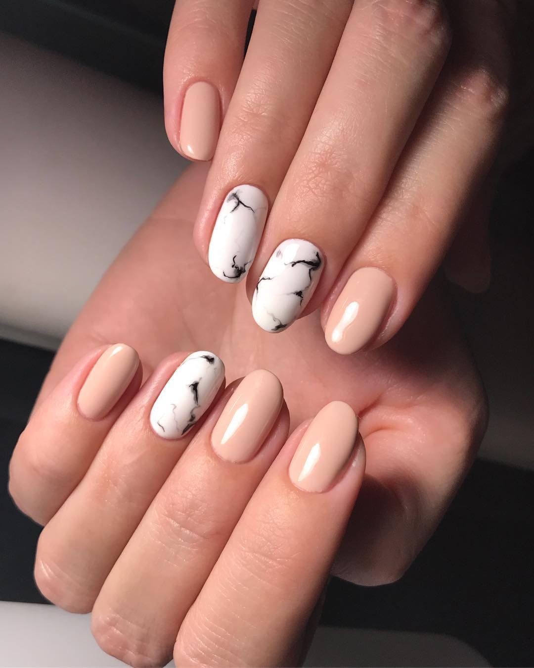 Нюдовый маникюр 2022 на короткие миндаль