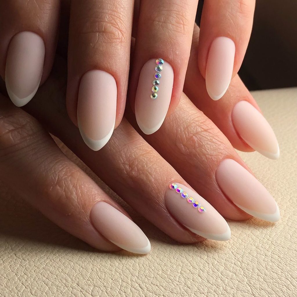 Нюдовый маникюр миндаль