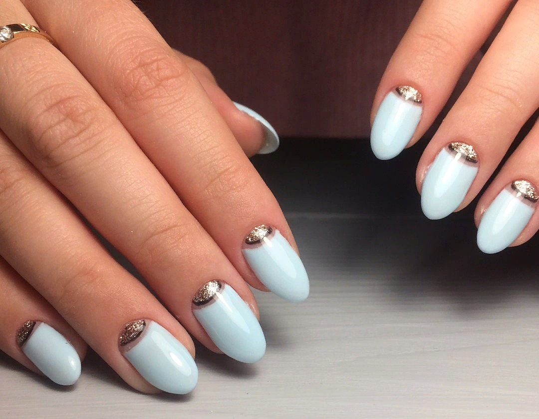 Светлый маникюр на короткие ногти