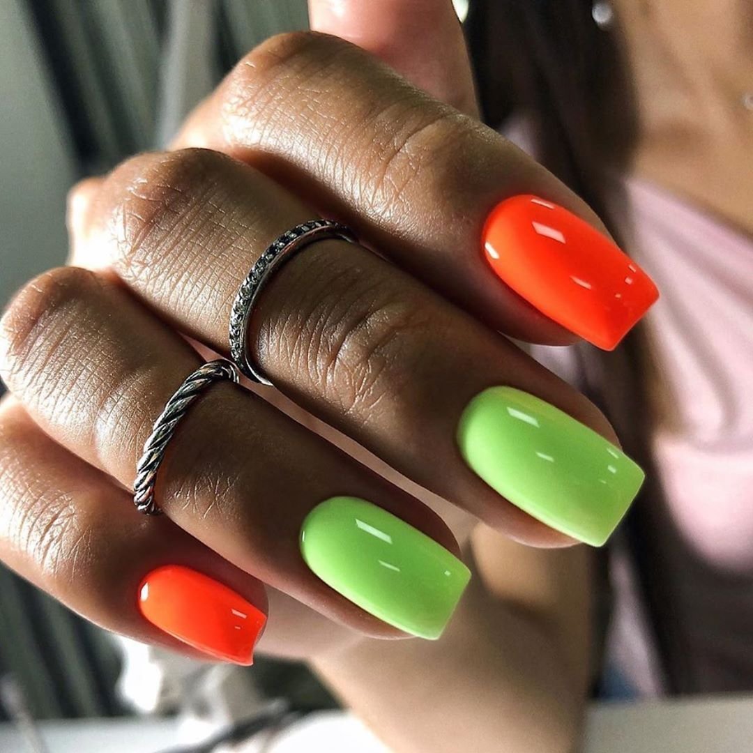 Маникюр салатовый с оранжевым