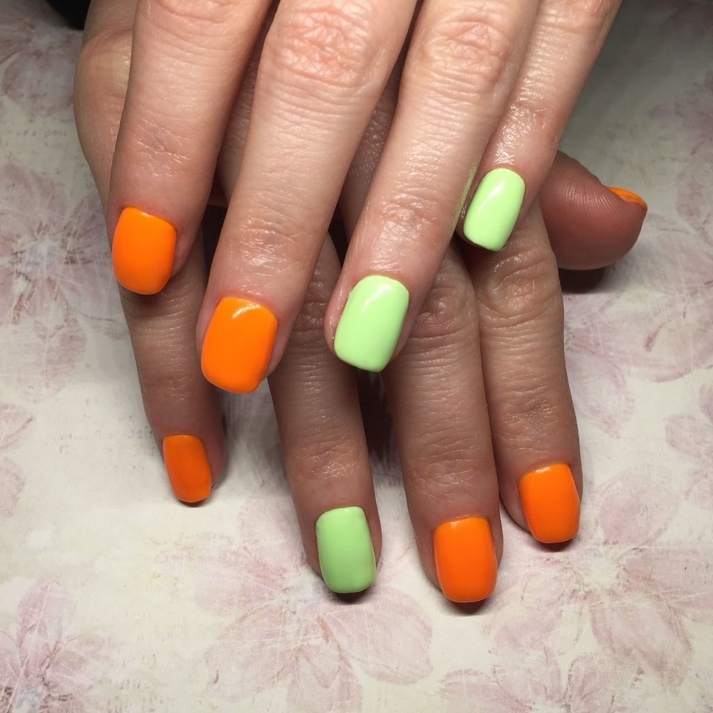 Наращивание ногтей яркие цвета