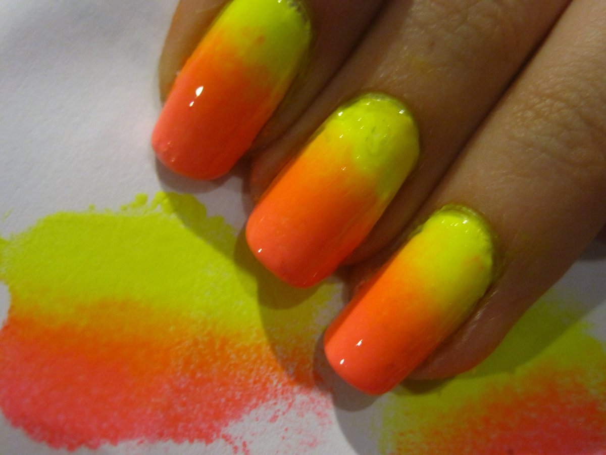 Ногти ярко зеленые матовые