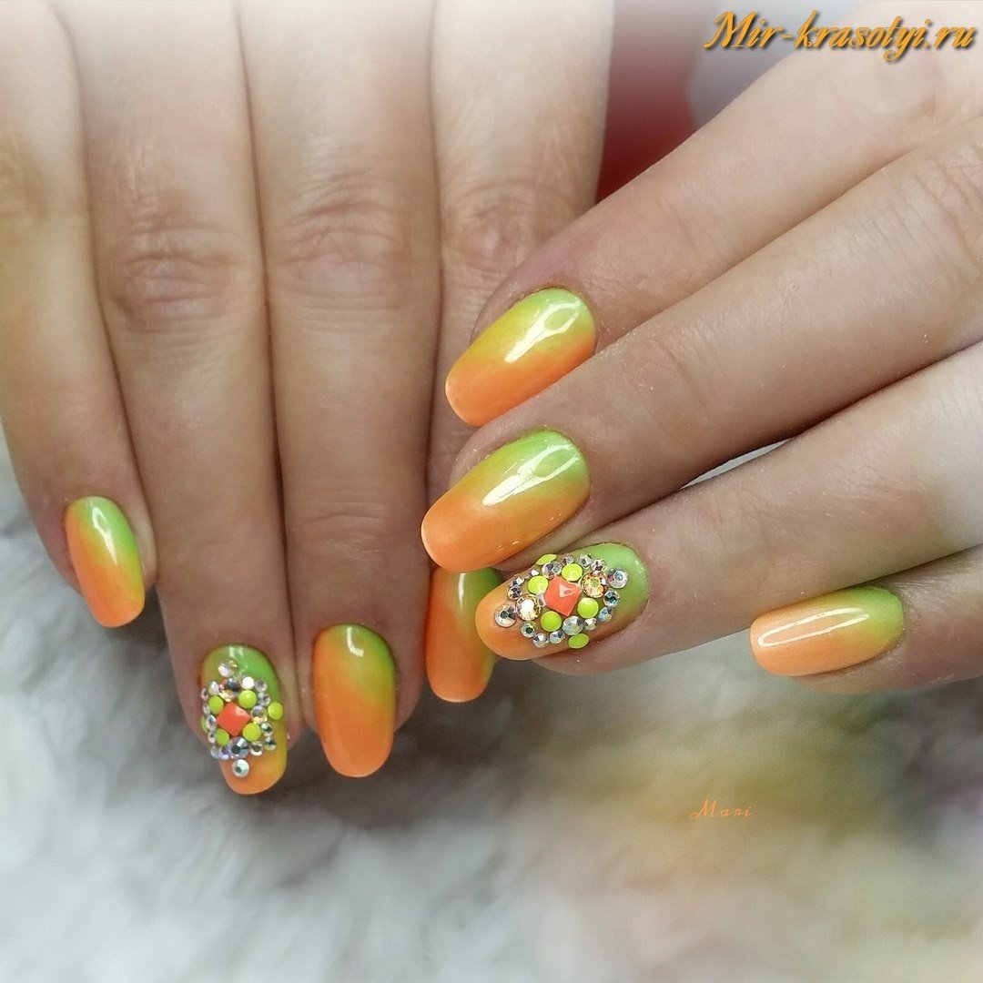 Летний маникюр с фруктами