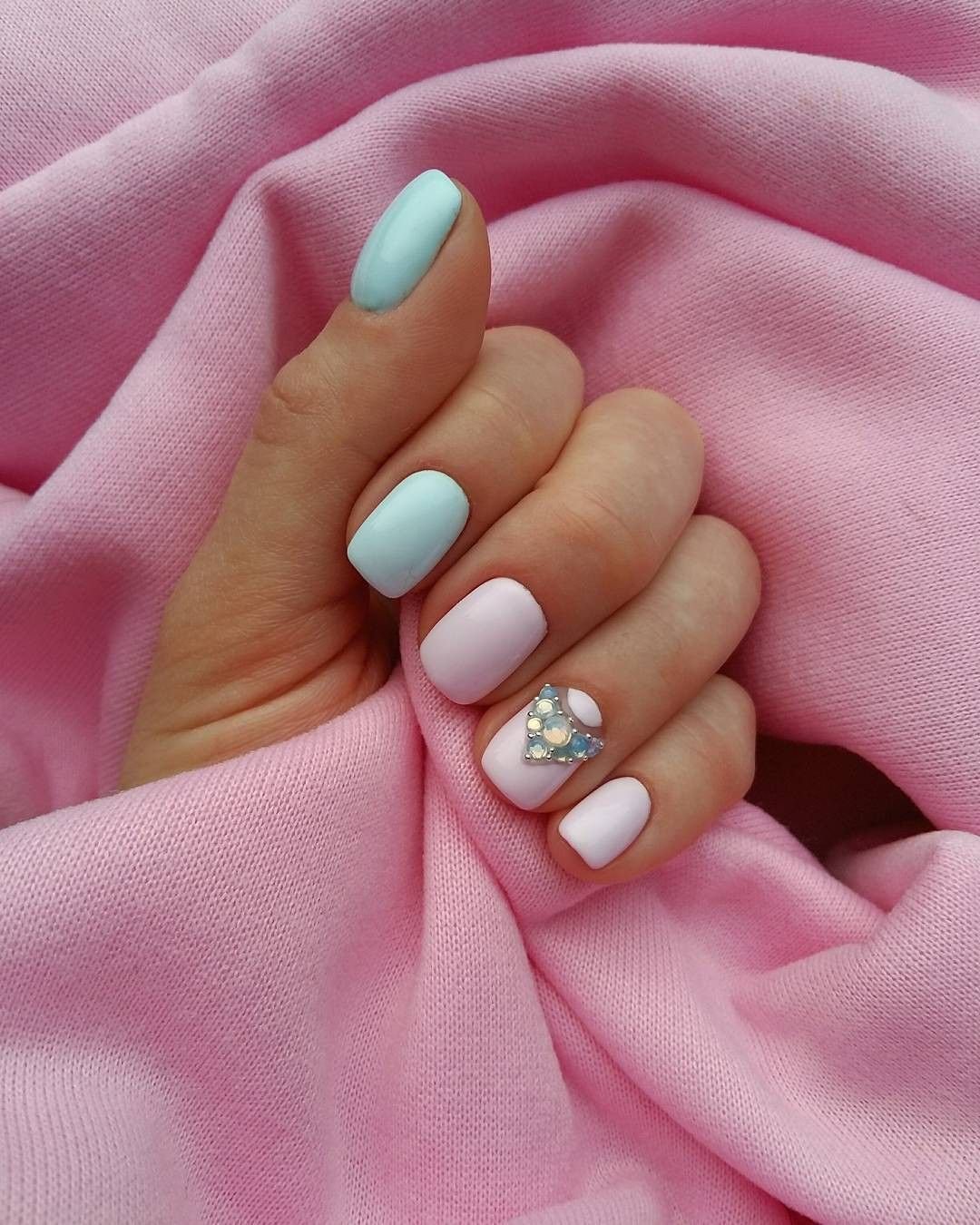 Маникюр голубой с розовый нежный