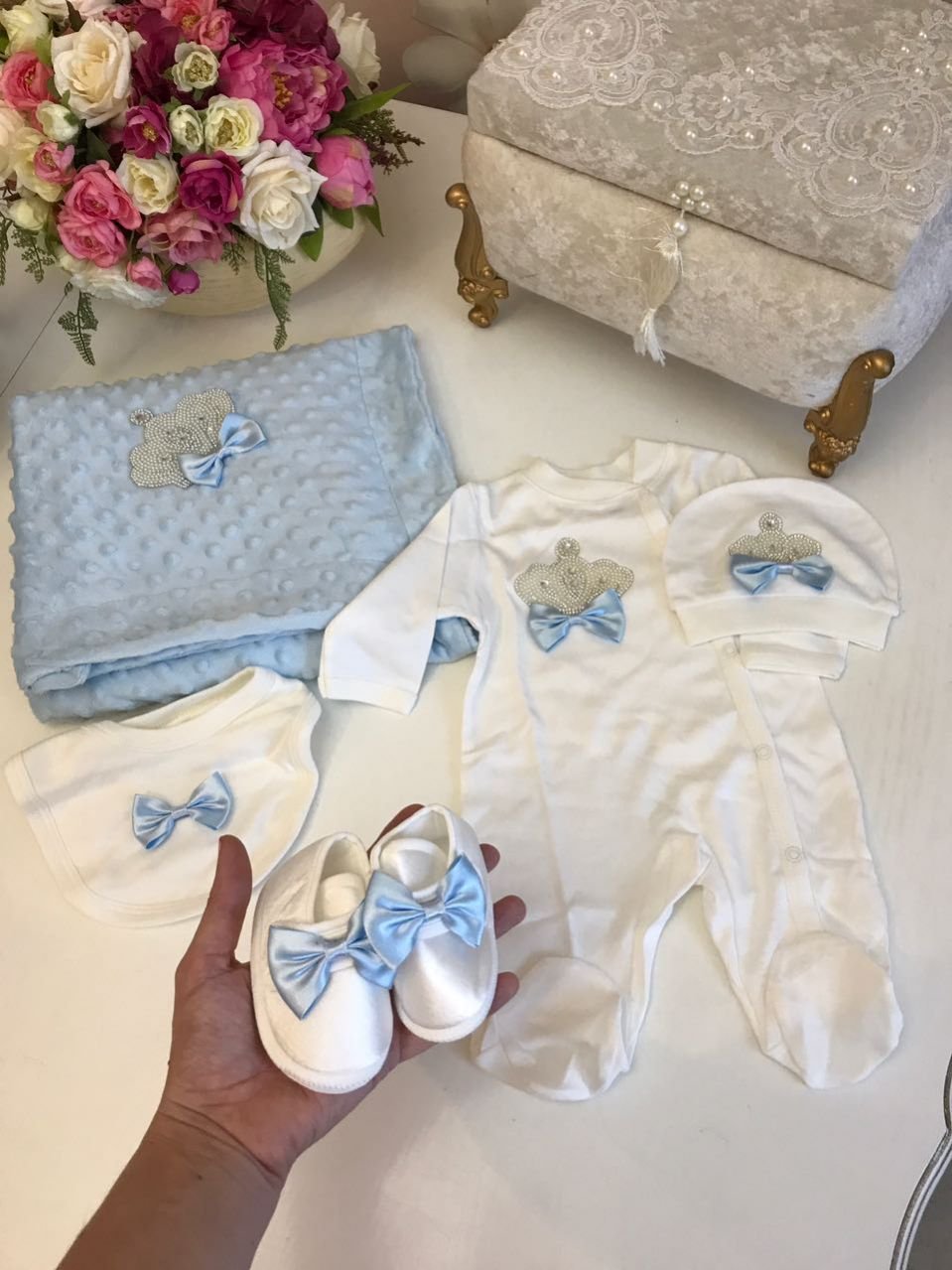 Маникюр на выписку из роддома