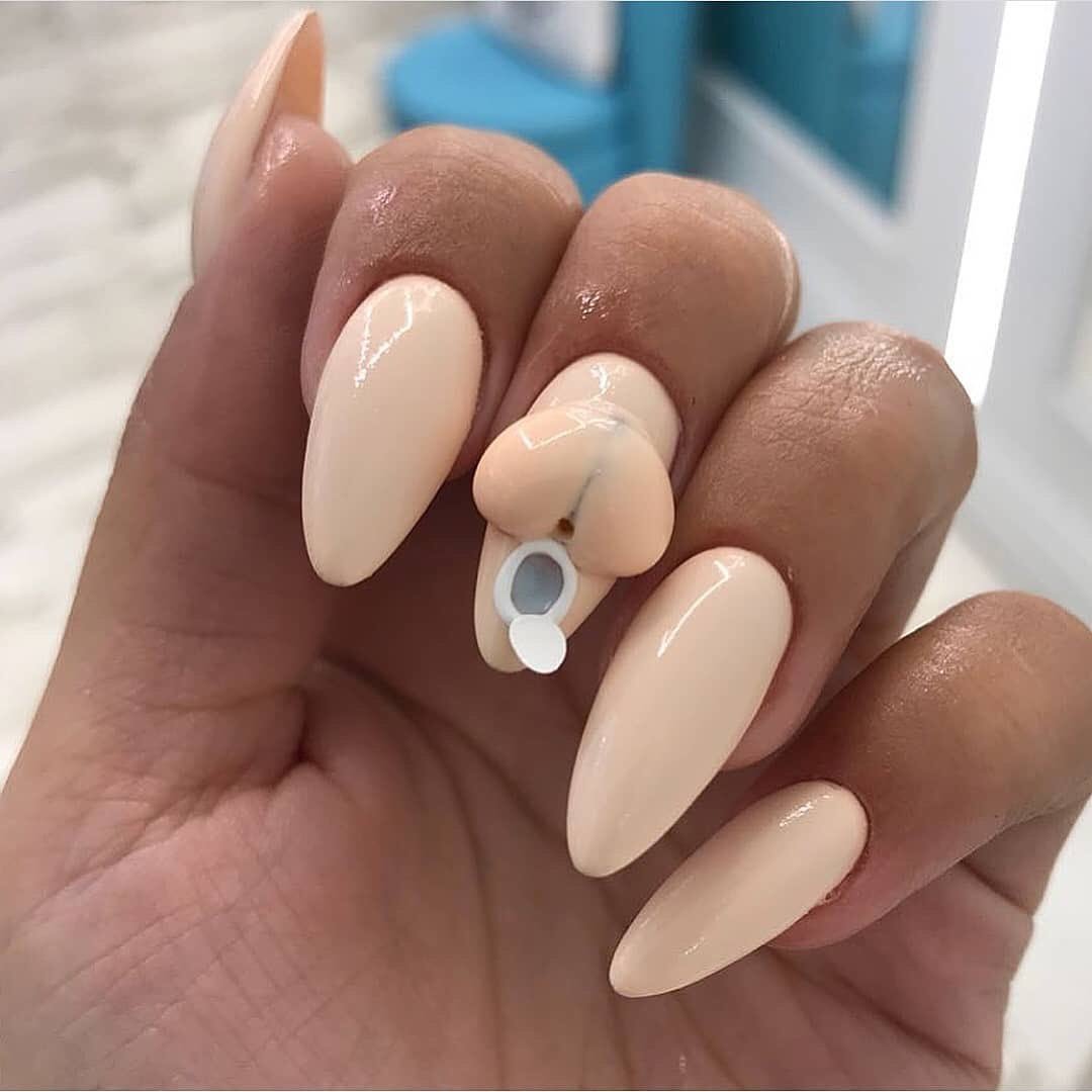 Бежевые ногти с облаками