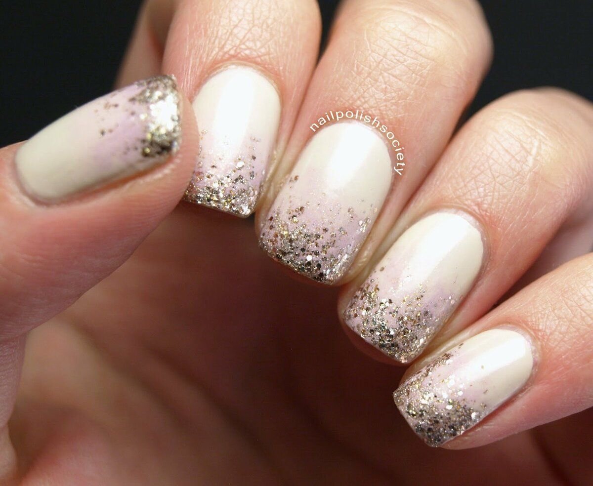 Маникюр светлый с блестками