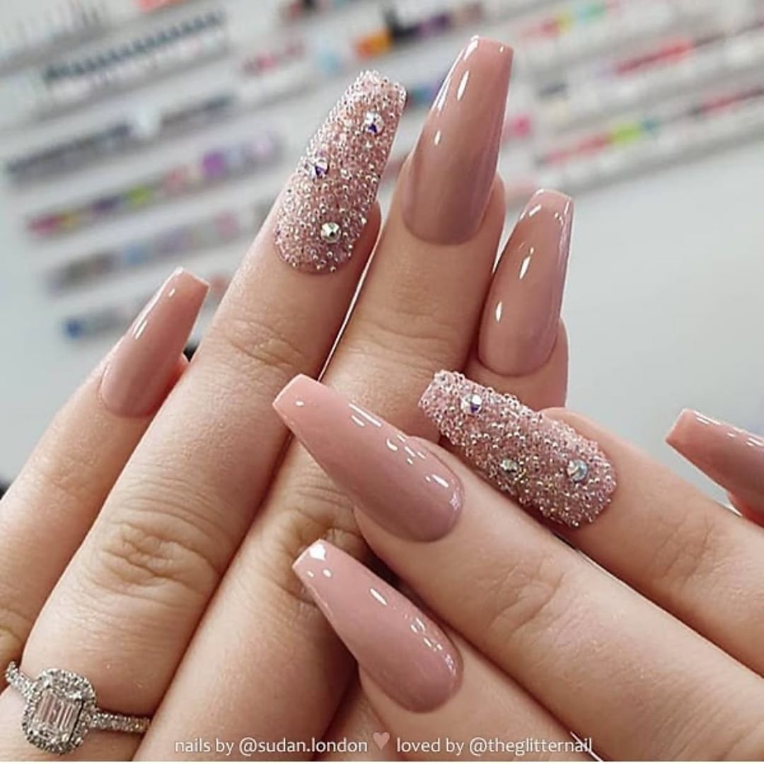 Нюдовый миндаль с блестками