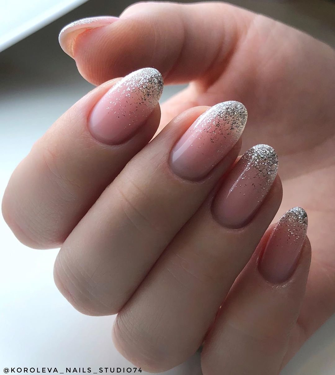 Маникюр 2022 с блестками снизу