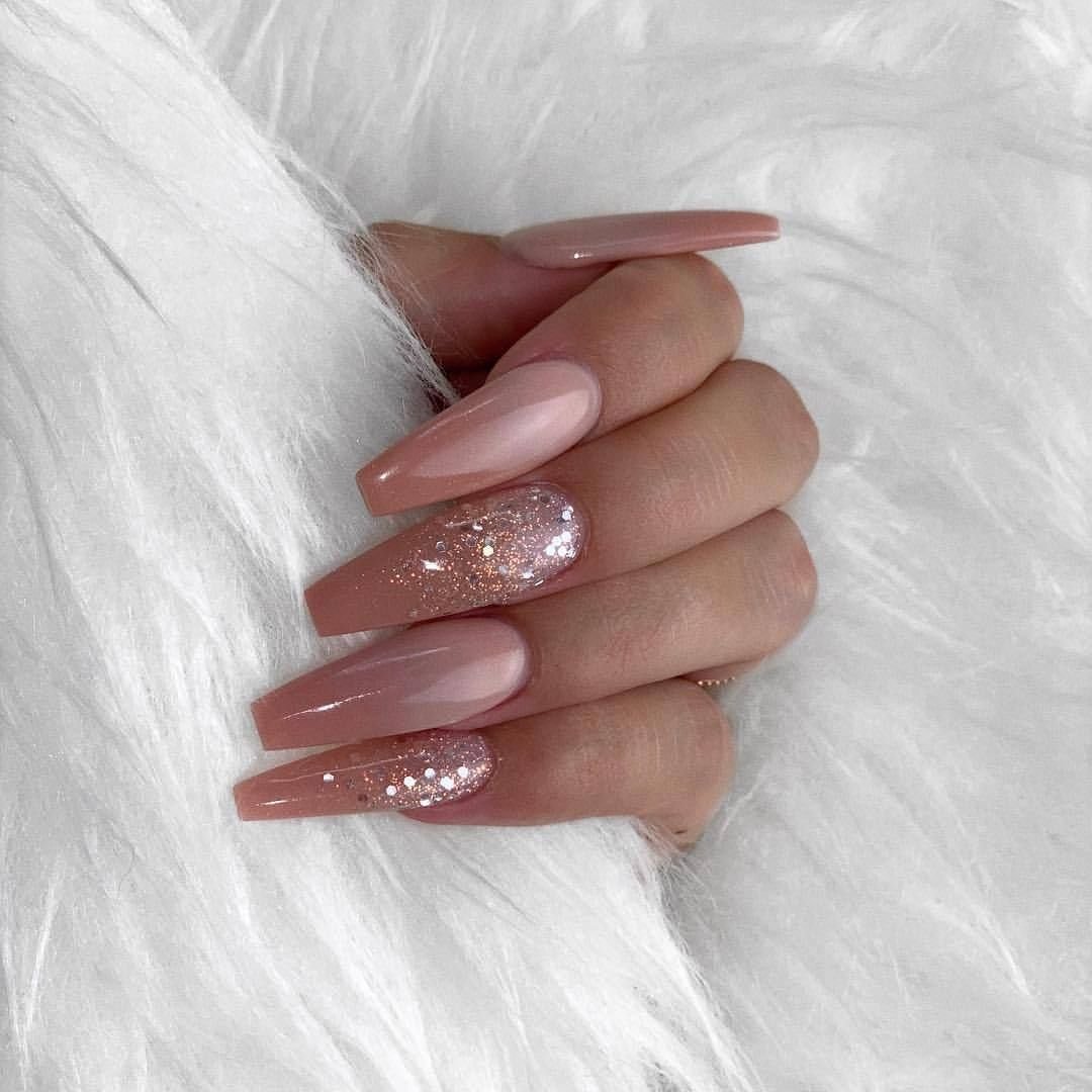 Молочный маникюр с блестками