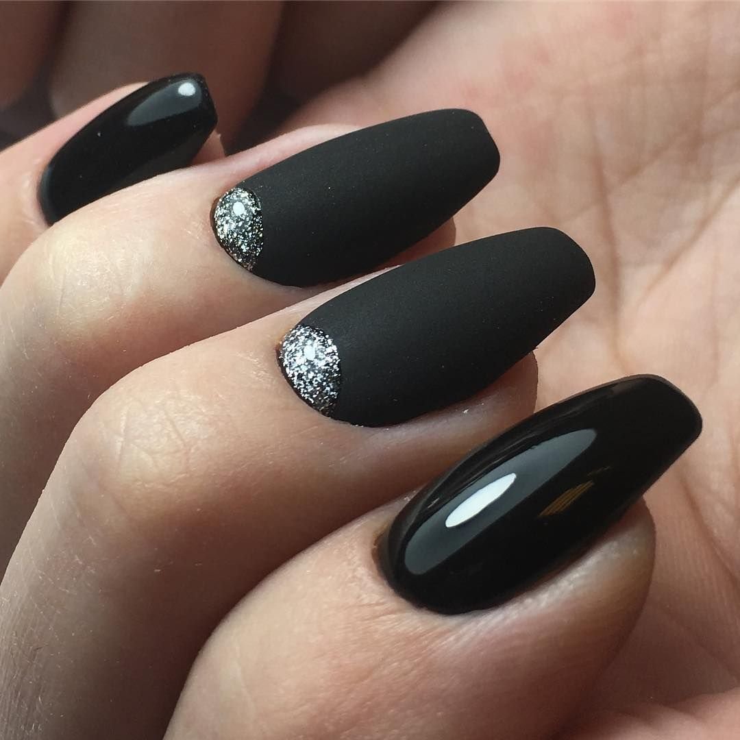 Темный маникюр