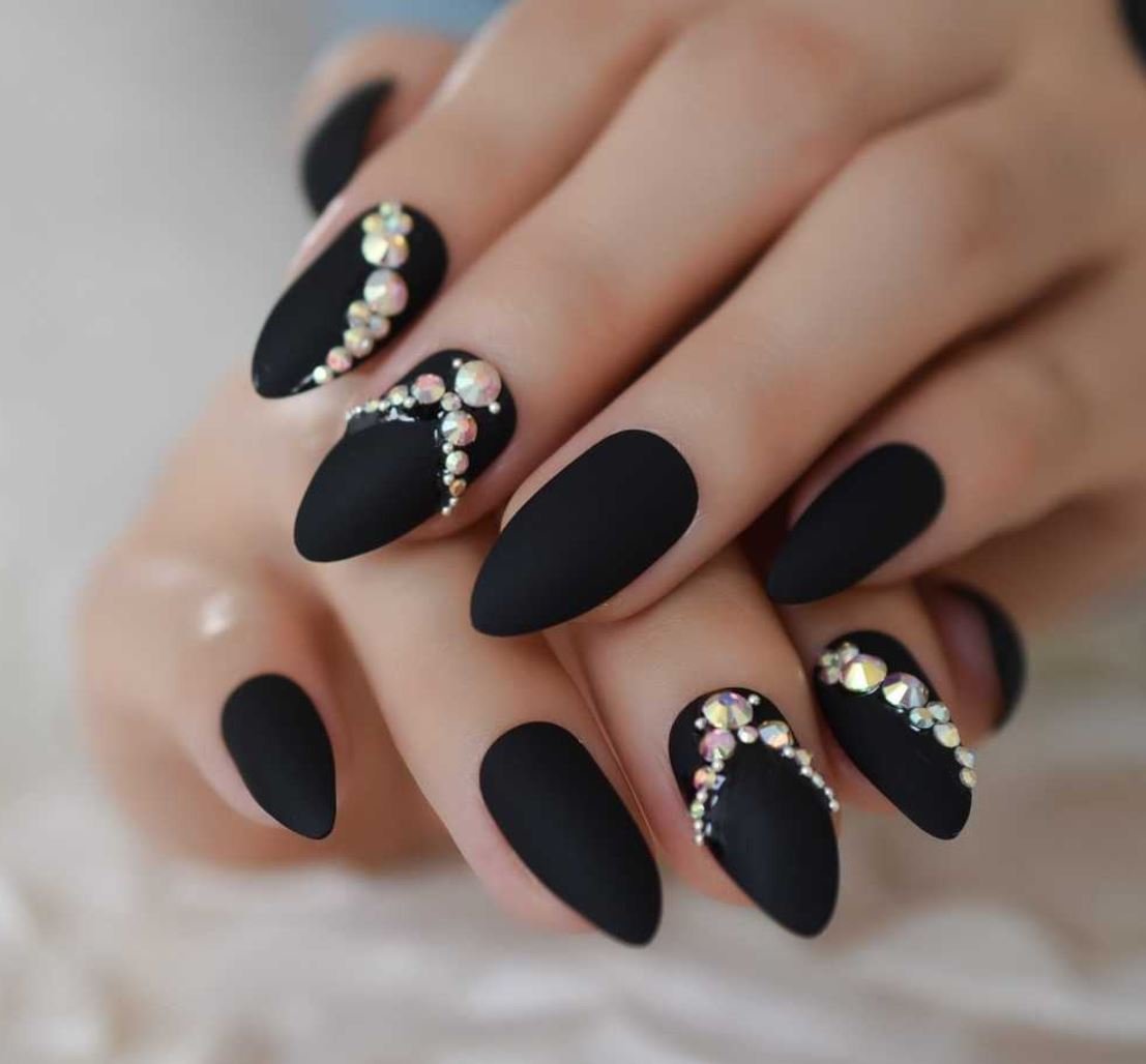 Роскошный маникюр с черным цветом