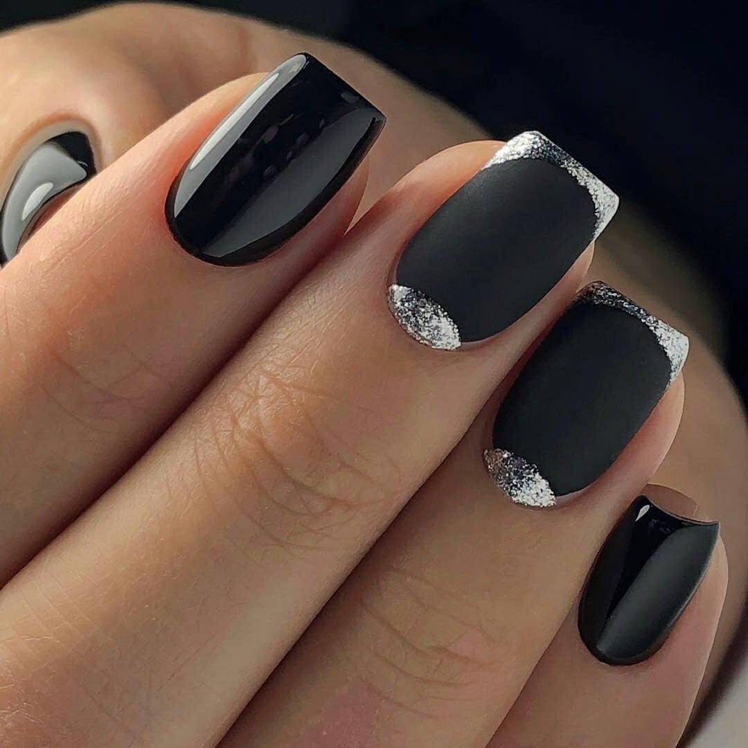 Темный маникюр