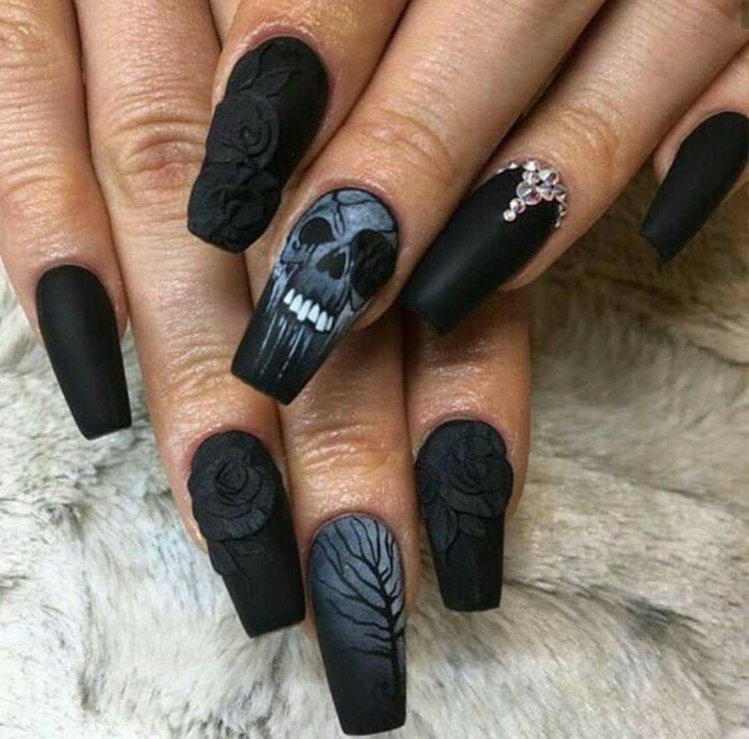 Красивый черный маникюр