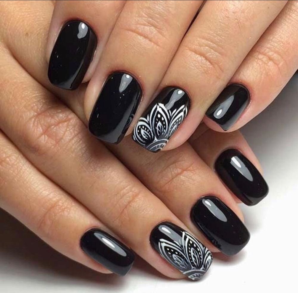 Красивый темный маникюр