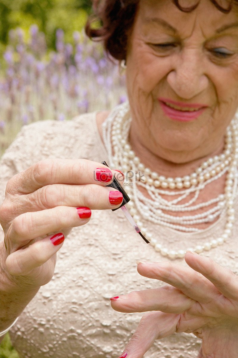 Маникюр для немолодой женщины