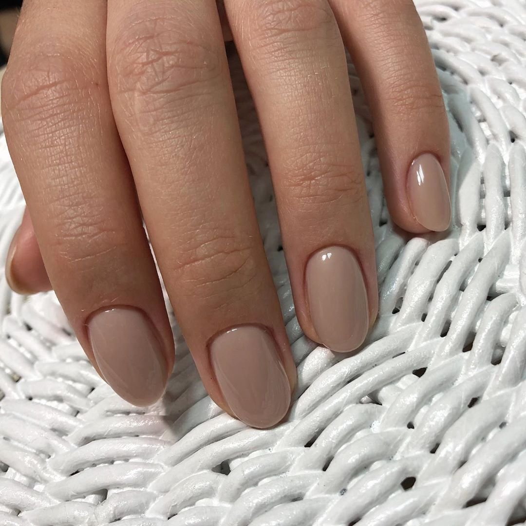 Ногти однотонные светлые короткие