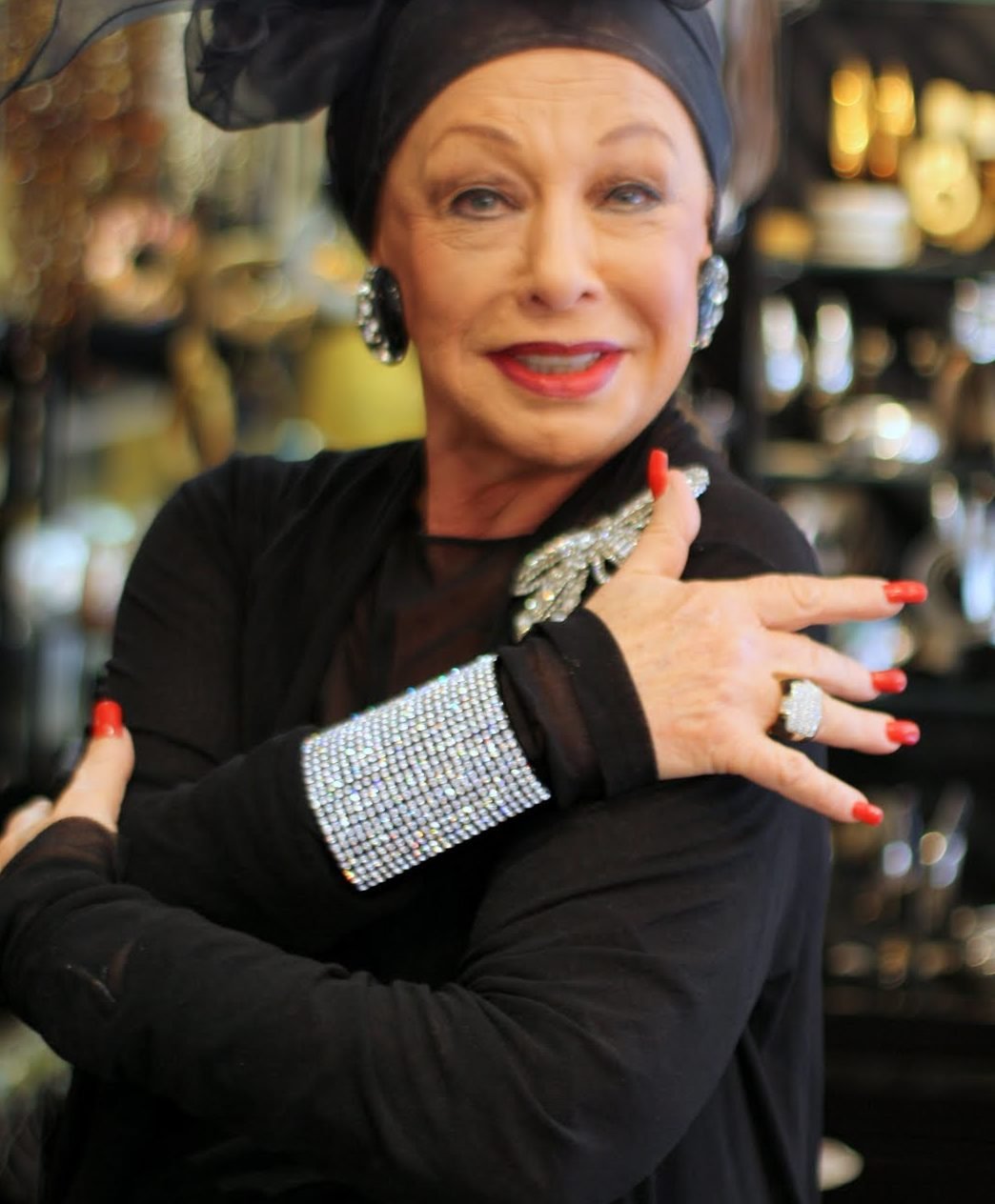 Модное украшение для дамы в возрасте