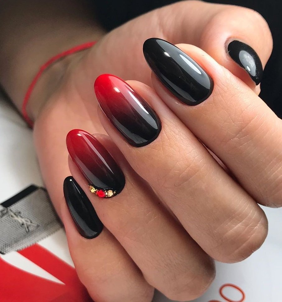 Маникюр красный с черным