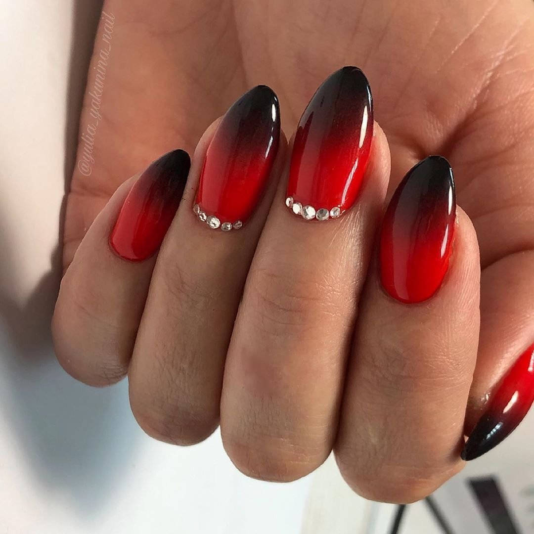 Красный градиент на ногтях